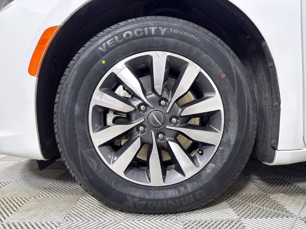 Used 2023 Chrysler Pacifica Limited FWD image 23