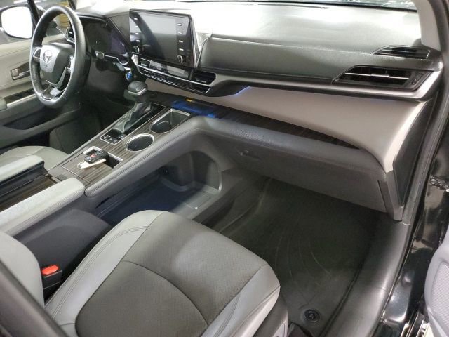Used 2024 Toyota Sienna Limited image 24