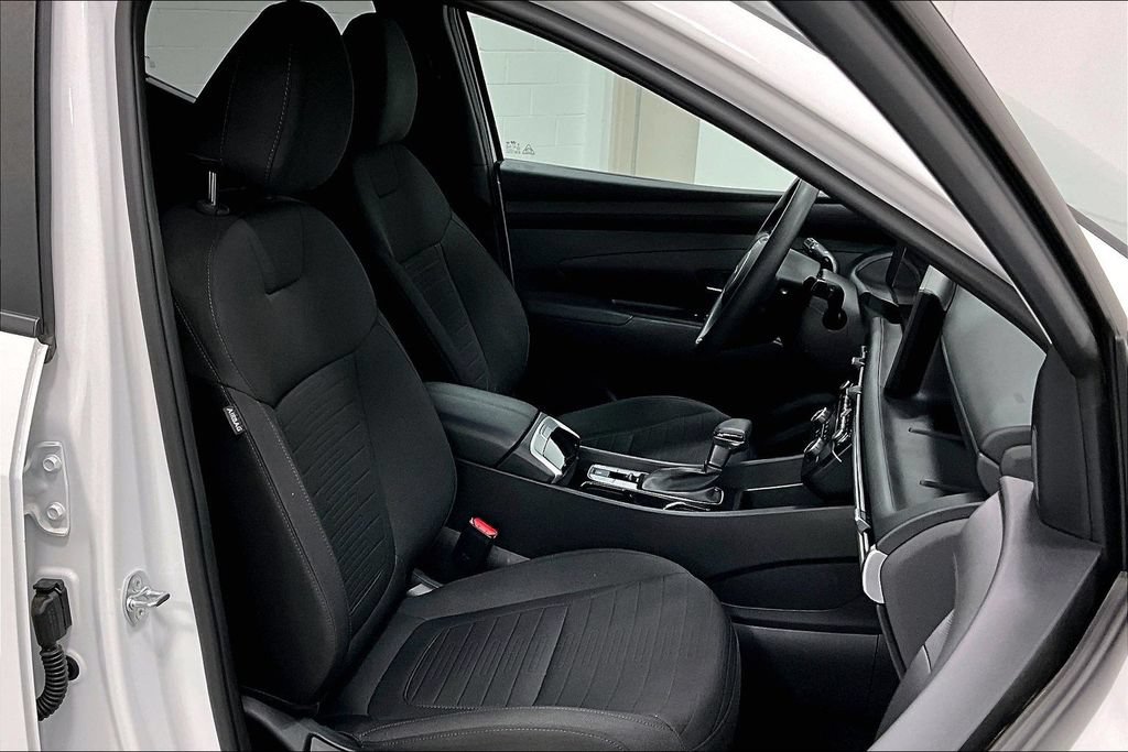 Used 2025 Hyundai Santa Cruz SE FWD image 9
