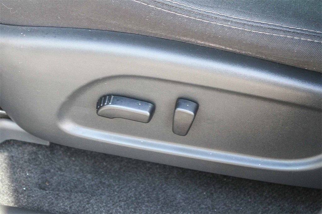 Used 2020 Nissan Pathfinder SV image 28