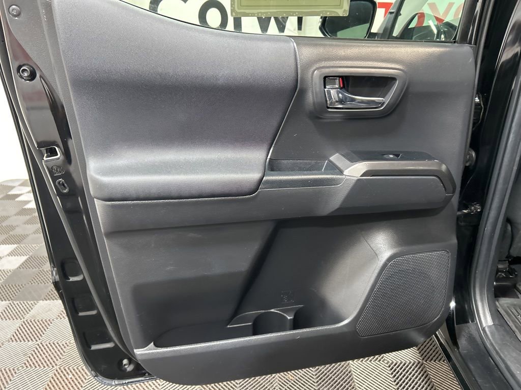 Used 2022 Toyota Tacoma TRD Off-Road image 17
