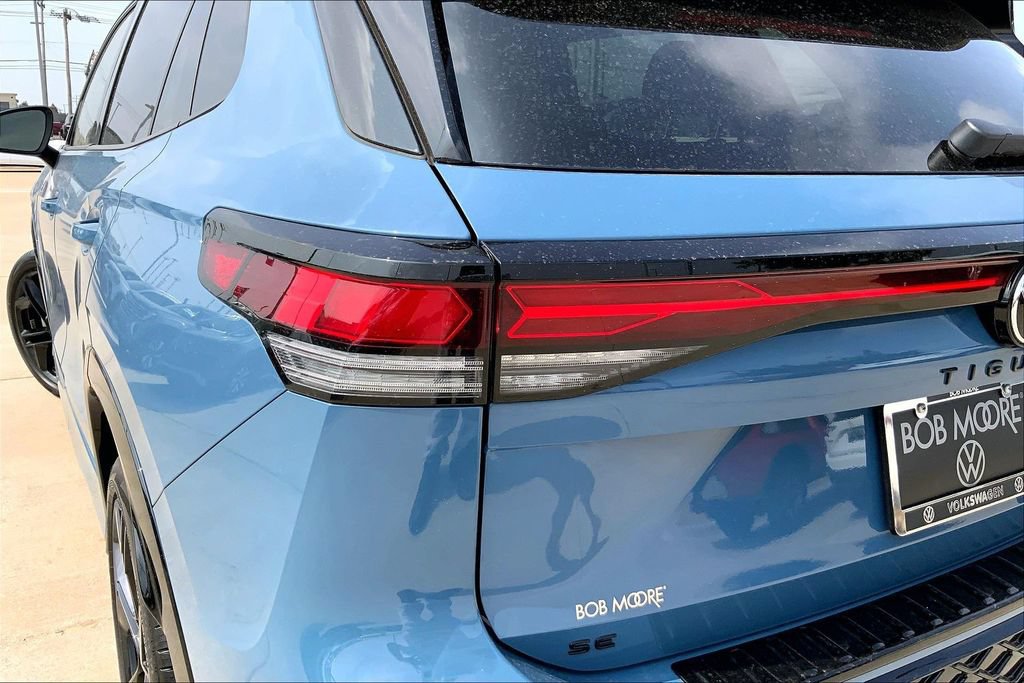 Certified 2025 Volkswagen Tiguan SE R-Line AWD/4WD image 28
