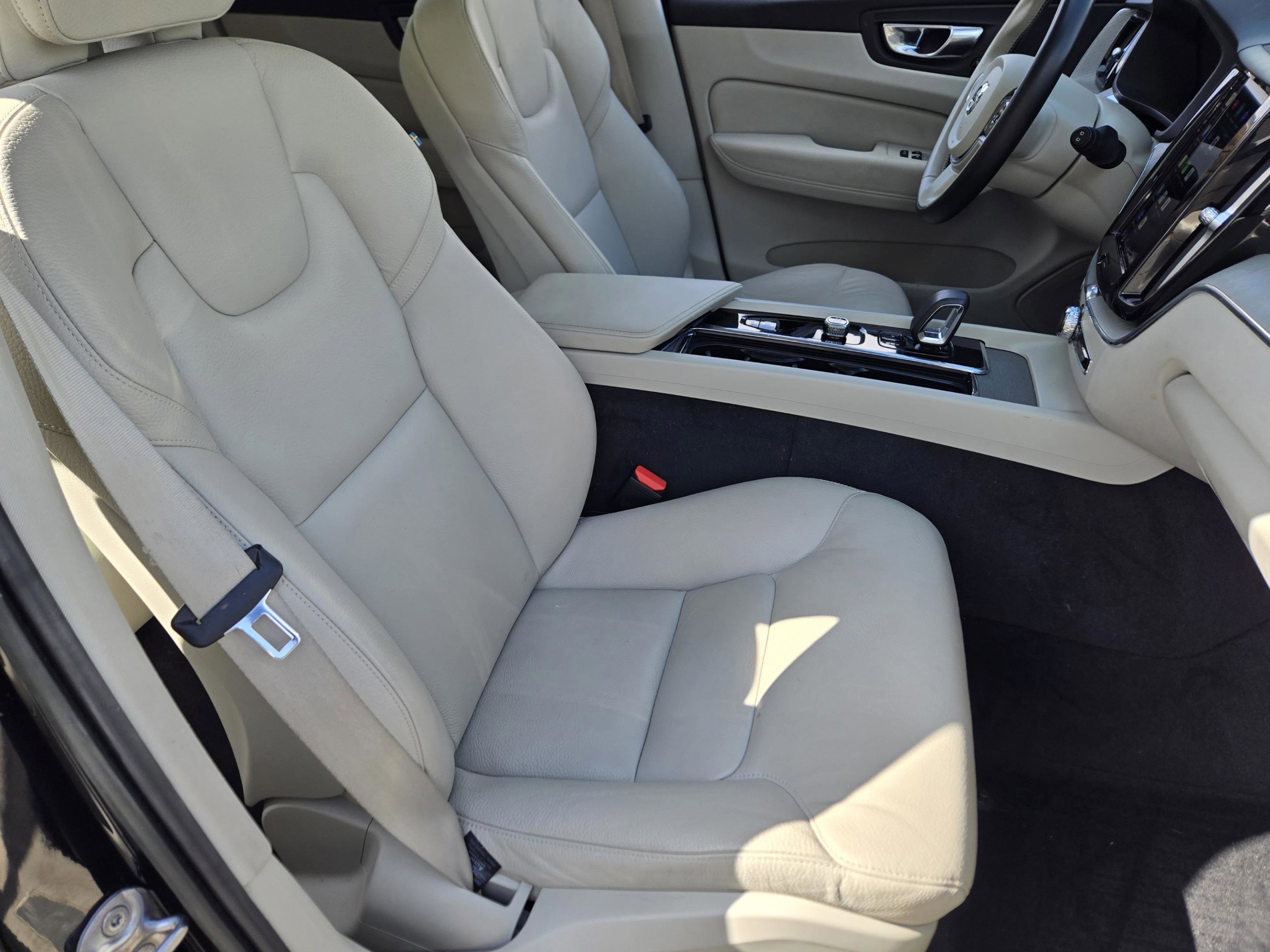 Used 2023 Volvo XC60 B5 Plus w/ Climate Package image 27