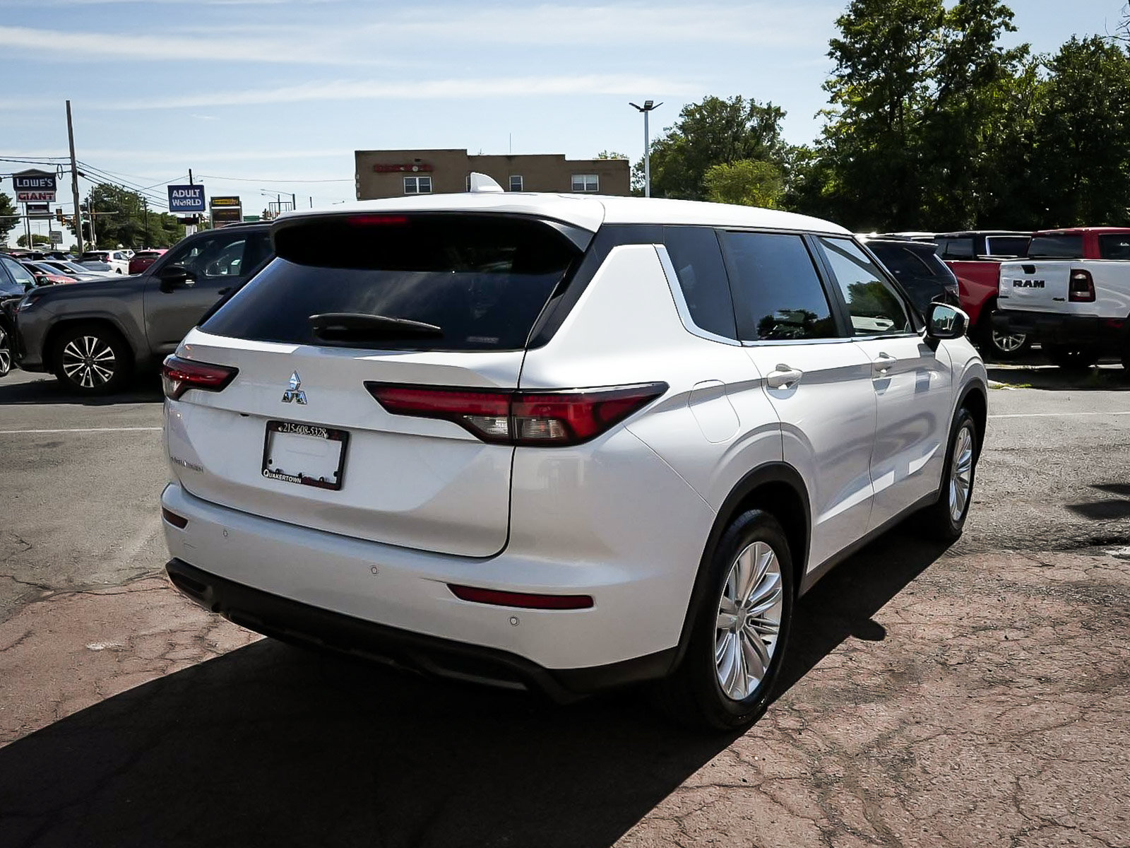 Used 2023 Mitsubishi Outlander ES AWD/4WD image 6
