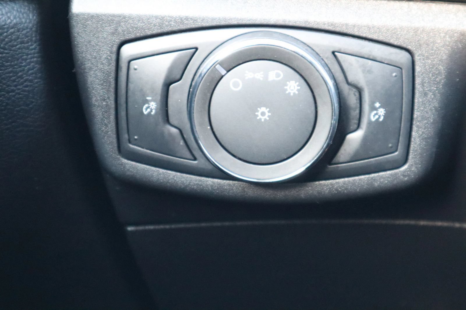 Used 2018 Ford Fusion SE w/ Fusion SE Technology Package FWD image 25