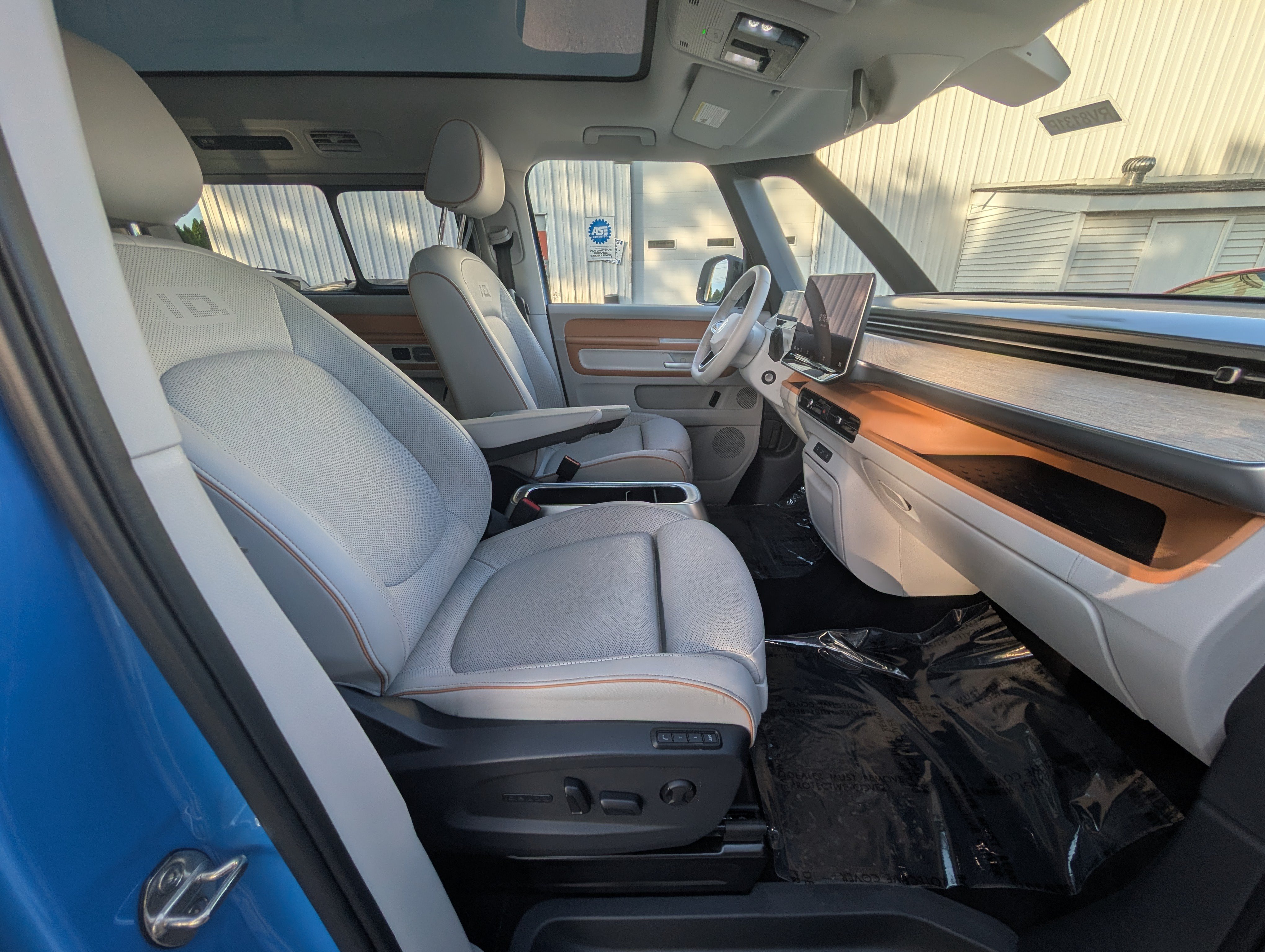 Used 2025 Volkswagen ID. Buzz 1st Edition RWD image 10