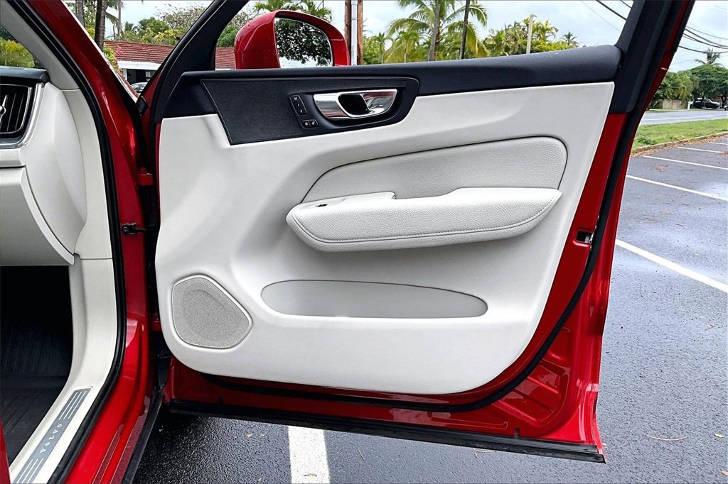 Used 2019 Volvo XC60 T5 Momentum w/ Premium Package image 19