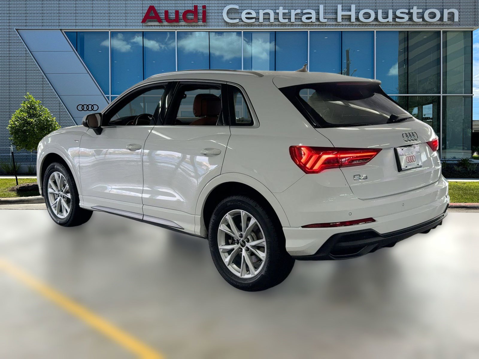 Used 2025 Audi Q3 2.0T Premium w/ Convenience Package image 3