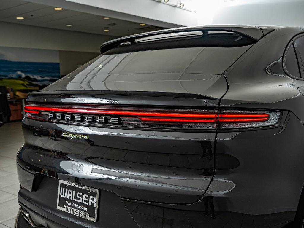 Certified 2025 Porsche Cayenne E-Hybrid Coupe AWD/4WD image 17