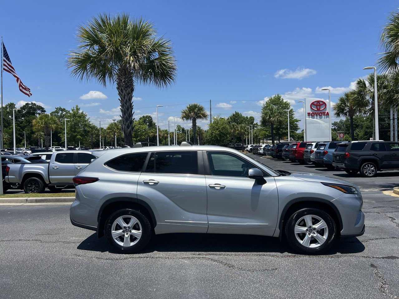 Used 2023 Toyota Highlander L AWD/4WD image 11