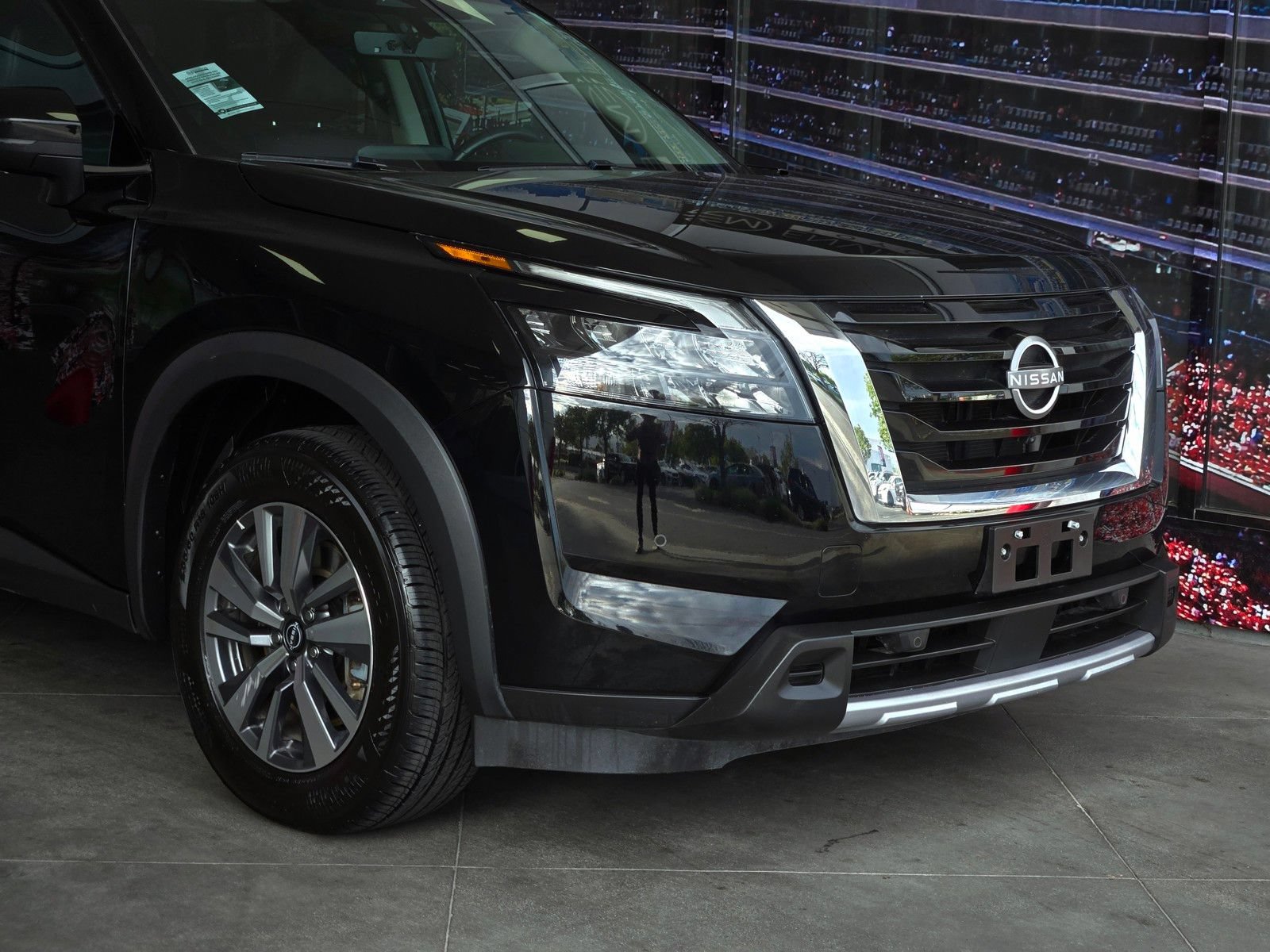 Used 2025 Nissan Pathfinder SL FWD image 2