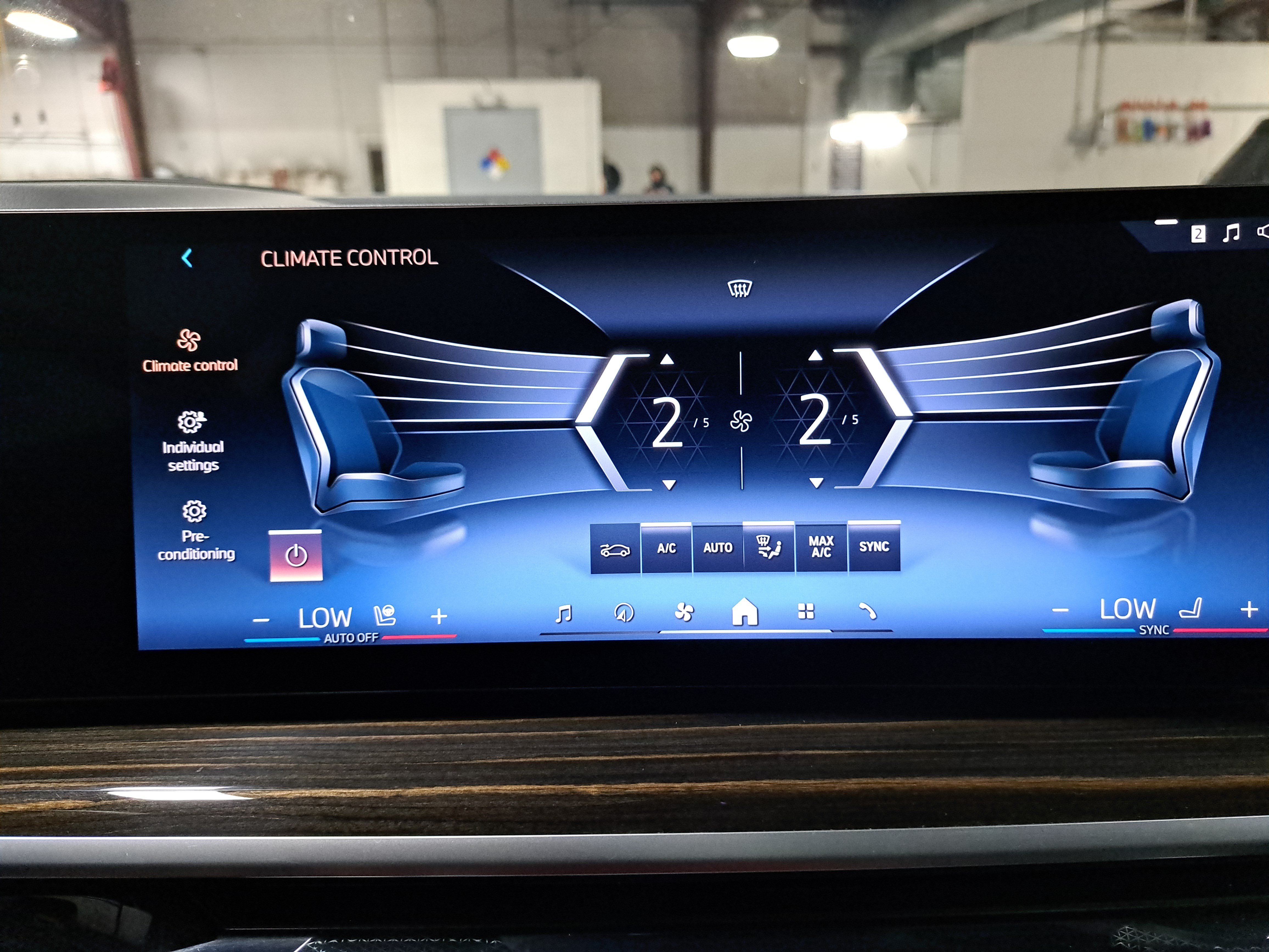 Used 2025 BMW X7 xDrive40i w/ Premium Package AWD/4WD image 23