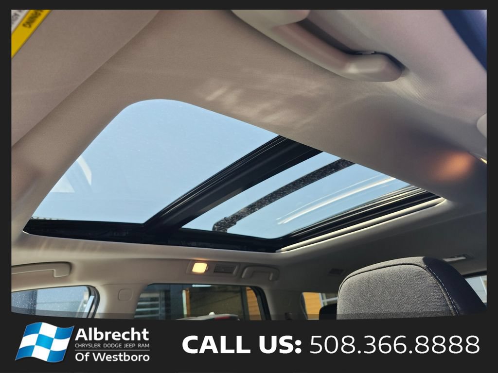 Used 2024 Nissan Pathfinder SV w/ SV Premium Package AWD/4WD image 22