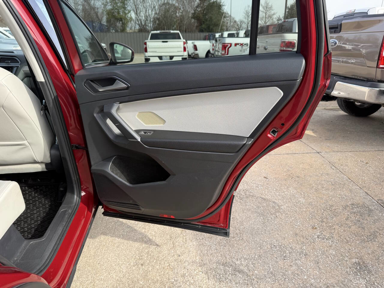 Used 2018 Volkswagen Tiguan SEL FWD image 18