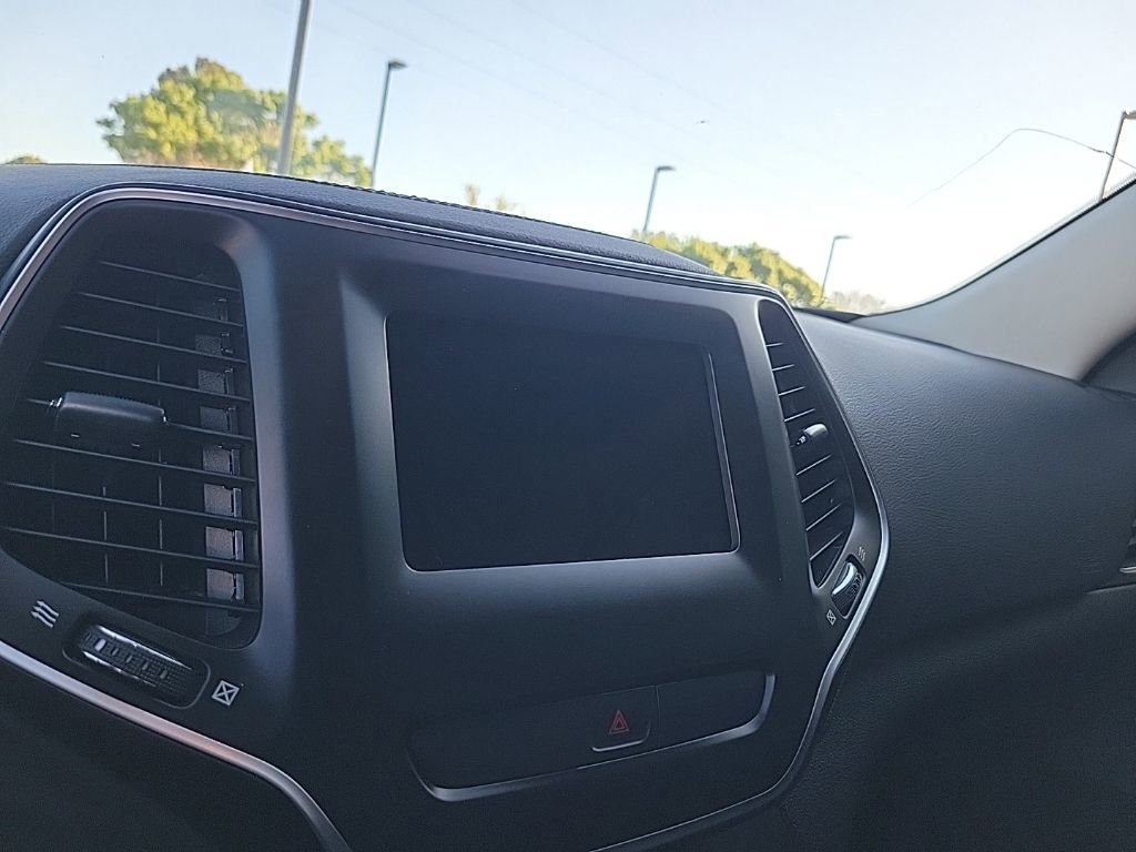 Used 2020 Jeep Cherokee Latitude FWD image 25