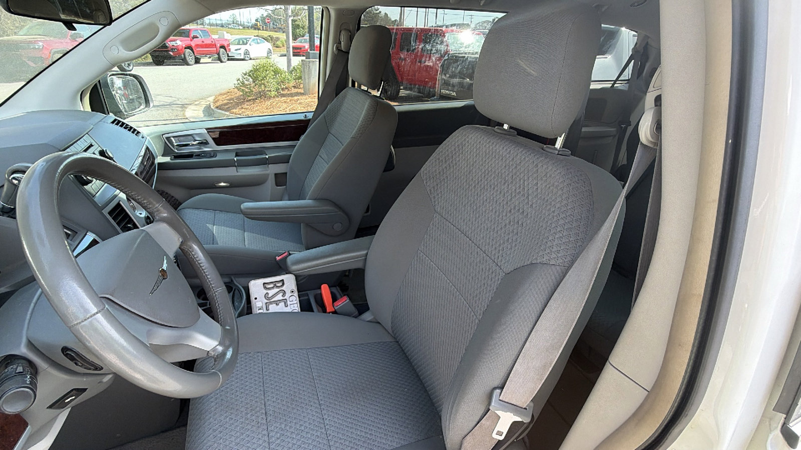 Used 2010 Chrysler Town & Country Touring image 17