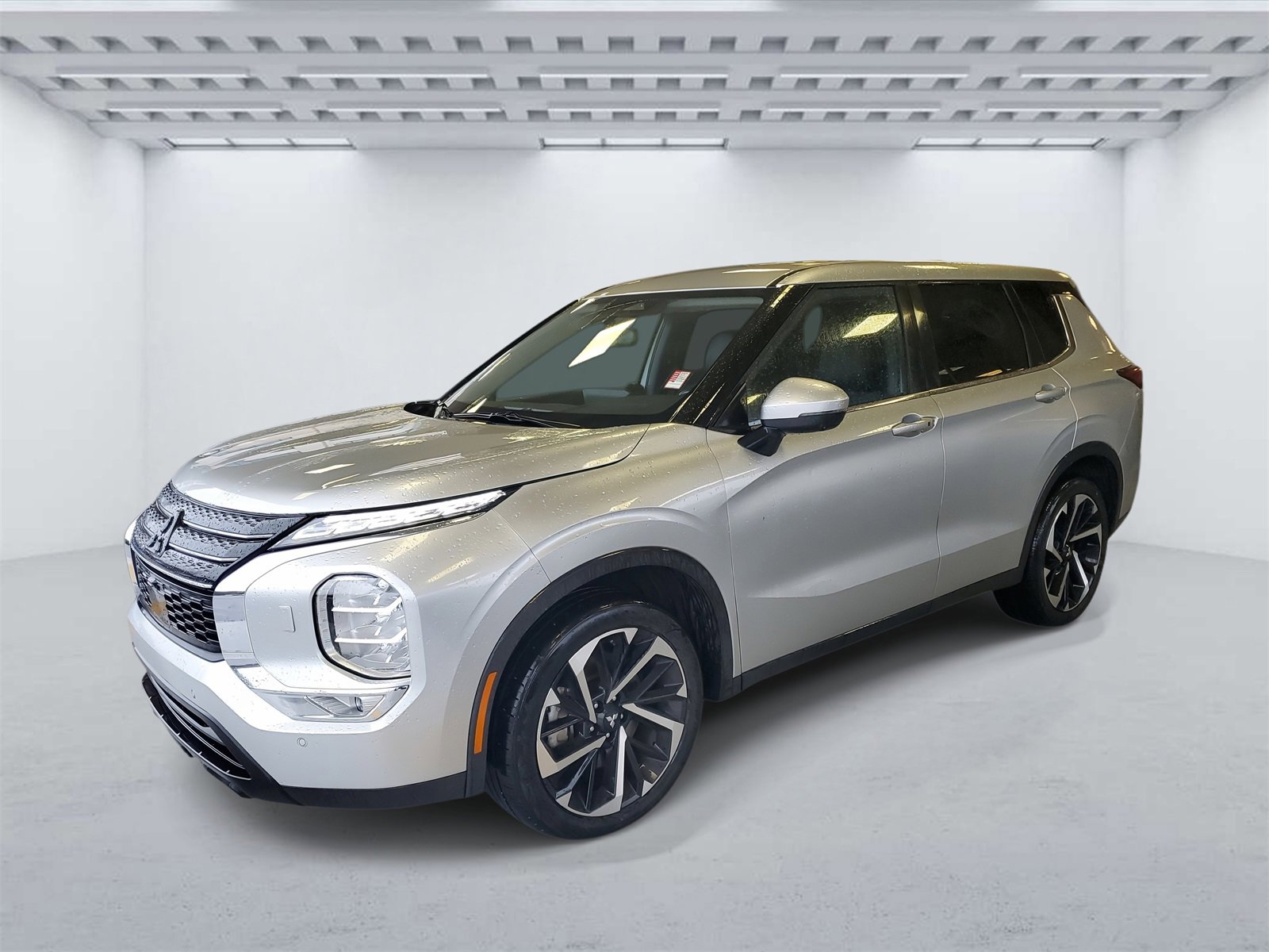 Used 2023 Mitsubishi Outlander SE image 2