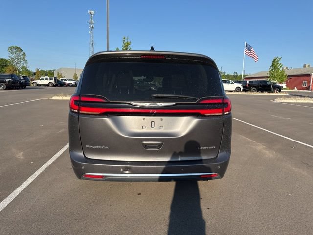 Used 2023 Chrysler Pacifica Limited FWD image 4