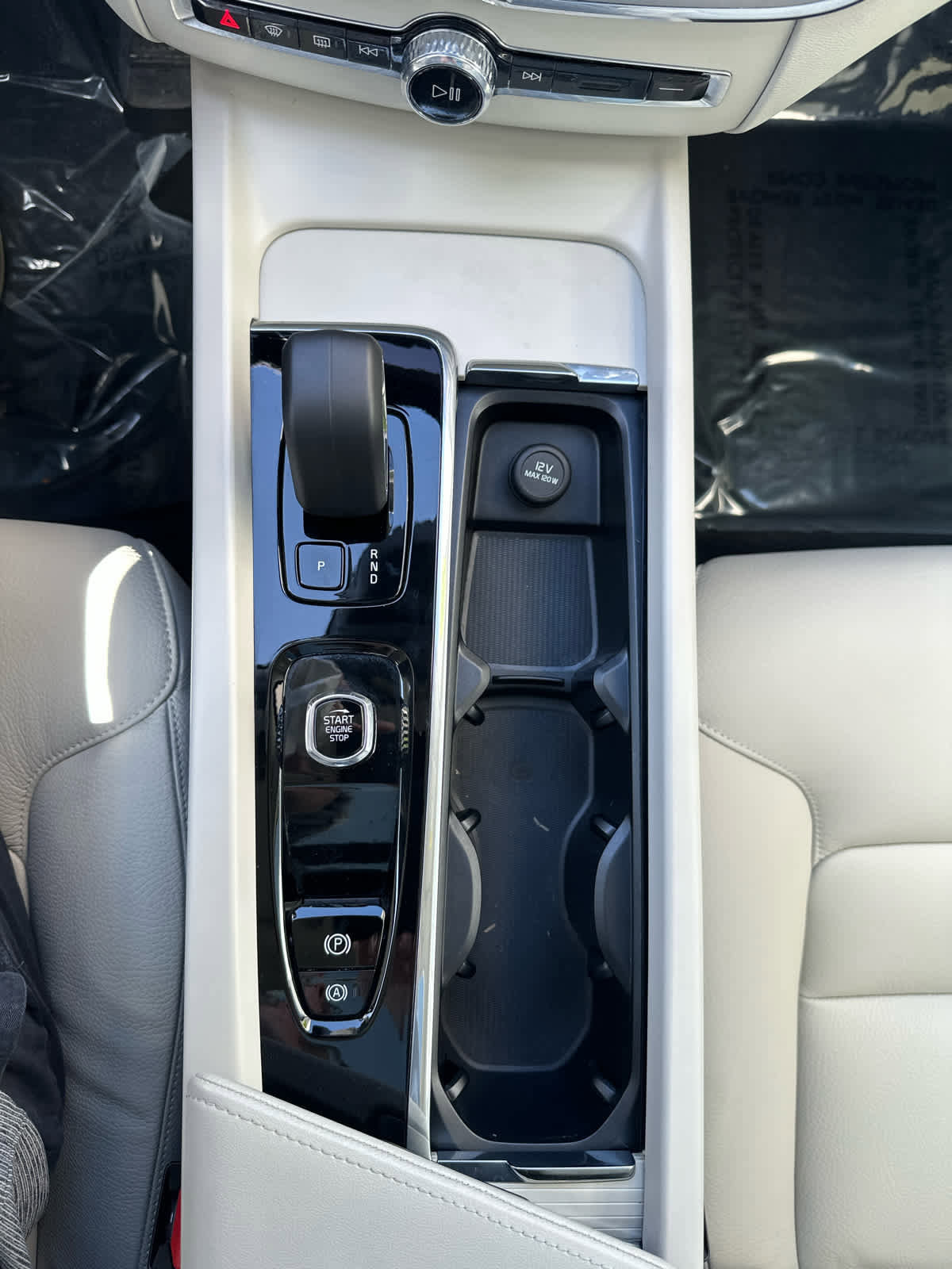 Certified 2024 Volvo XC60 B5 Core AWD/4WD image 19