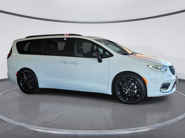 Used 2025 Chrysler Pacifica Limited video 2