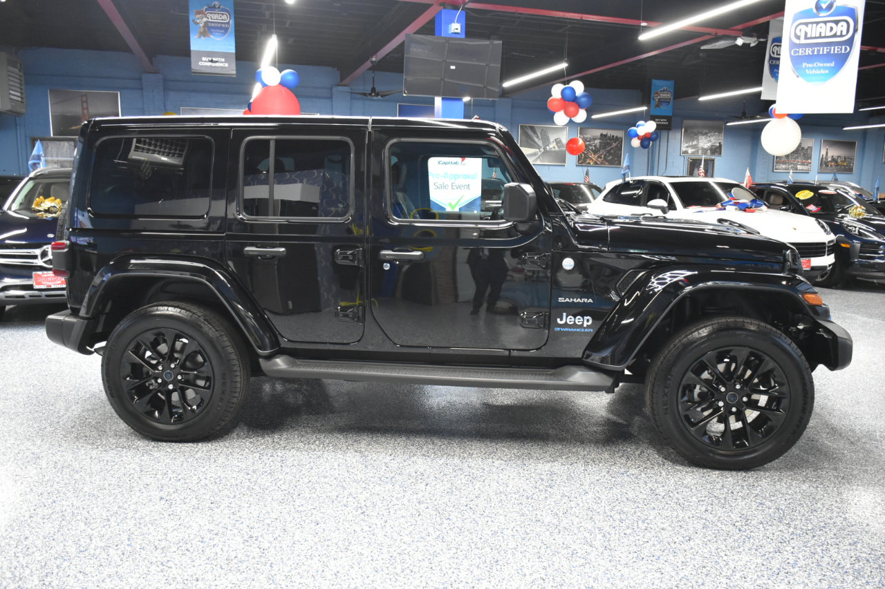 Used 2024 Jeep Wrangler Unlimited Sahara w/ Technology Group image 3