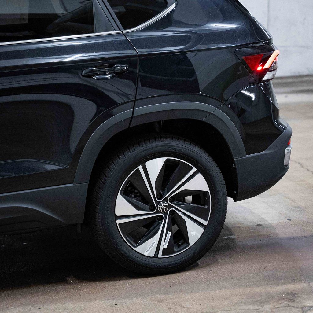 New 2026 Volkswagen Taos SE image 4