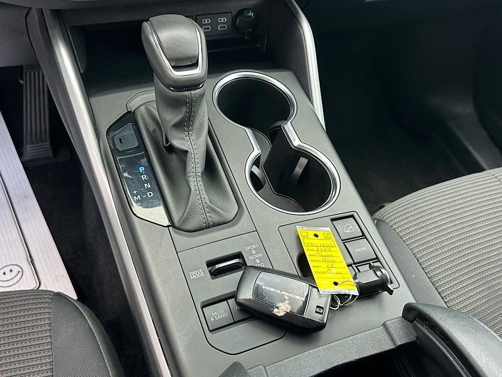 Certified 2024 Toyota Highlander Limited image 27