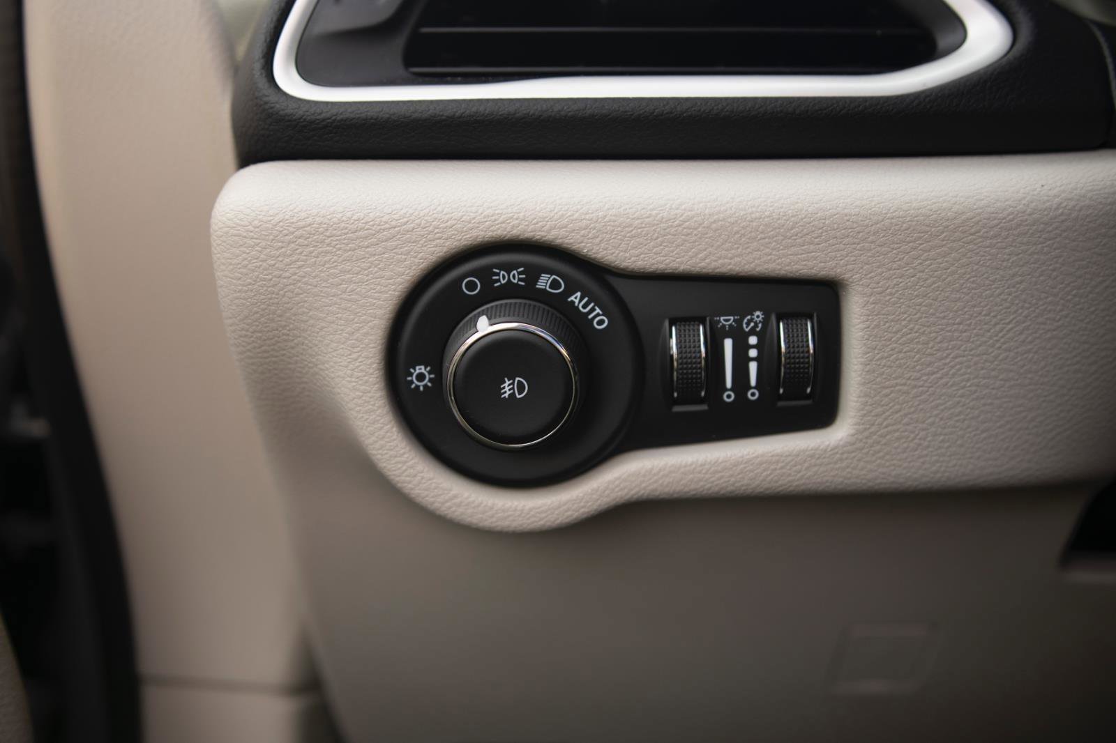 Used 2024 Chrysler Pacifica Touring-L image 12