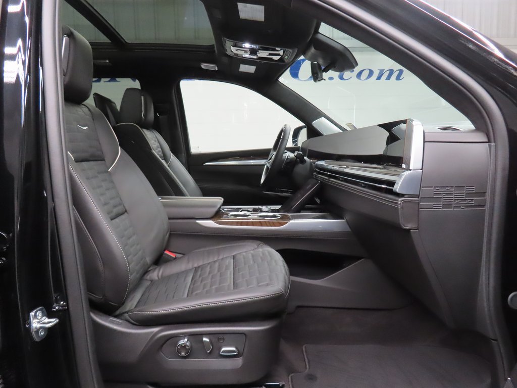 Used 2026 Cadillac Escalade Platinum Sport w/ LPO, Floor Liner Package AWD/4WD image 30