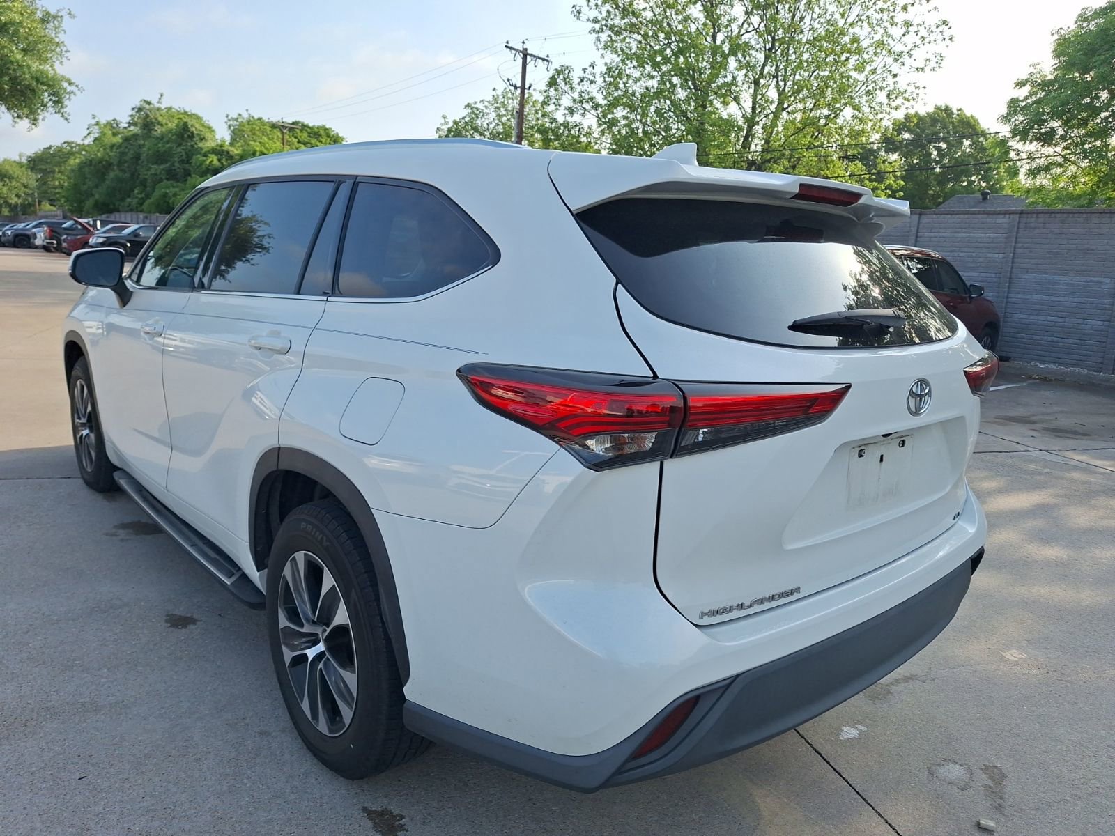 Used 2020 Toyota Highlander XLE FWD image 4