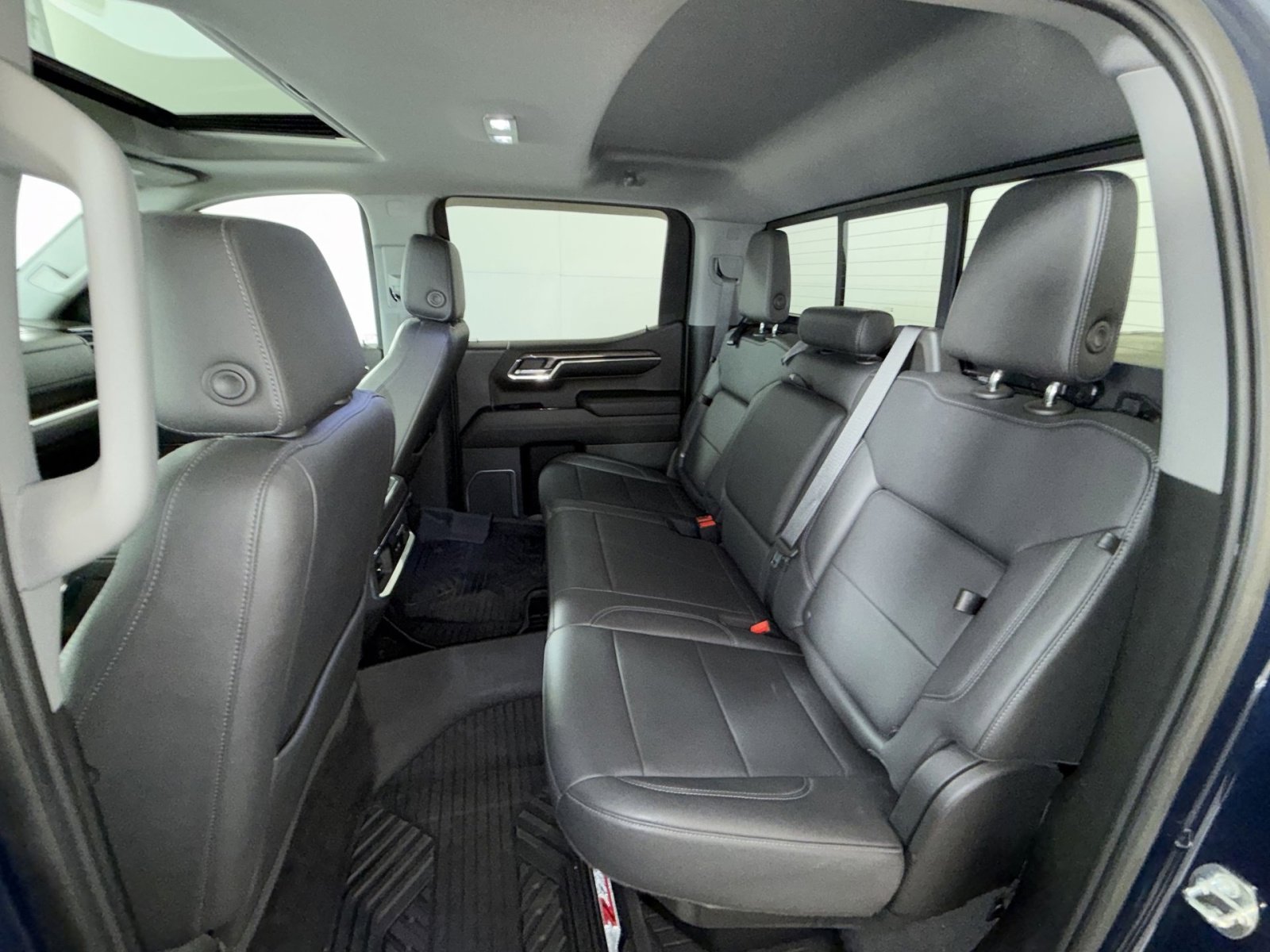 Used 2022 Chevrolet Silverado 1500 LTZ w/ LTZ Convenience Package II AWD/4WD image 25