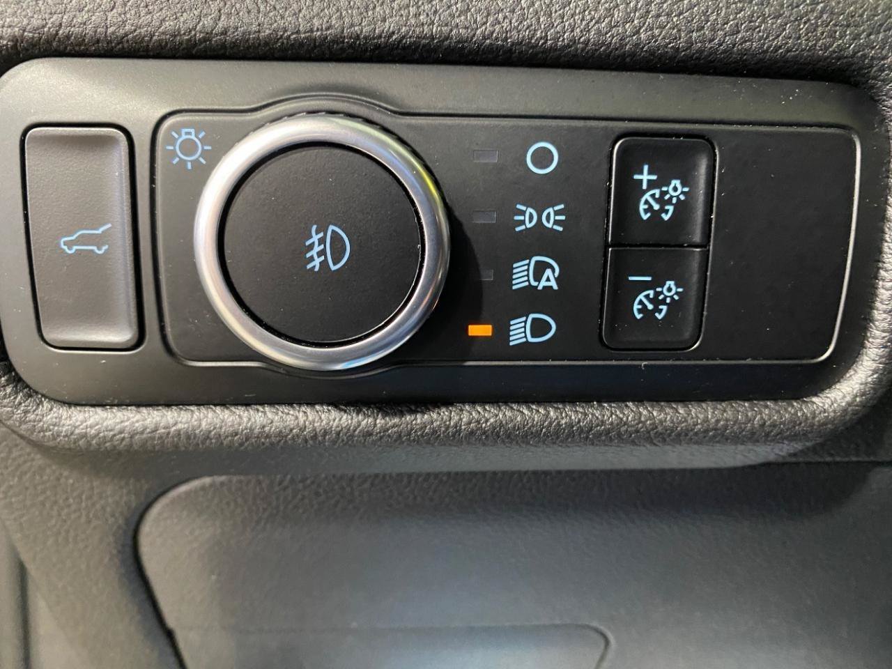 Used 2023 Ford Explorer XLT w/ Equipment Group 202A AWD/4WD image 18