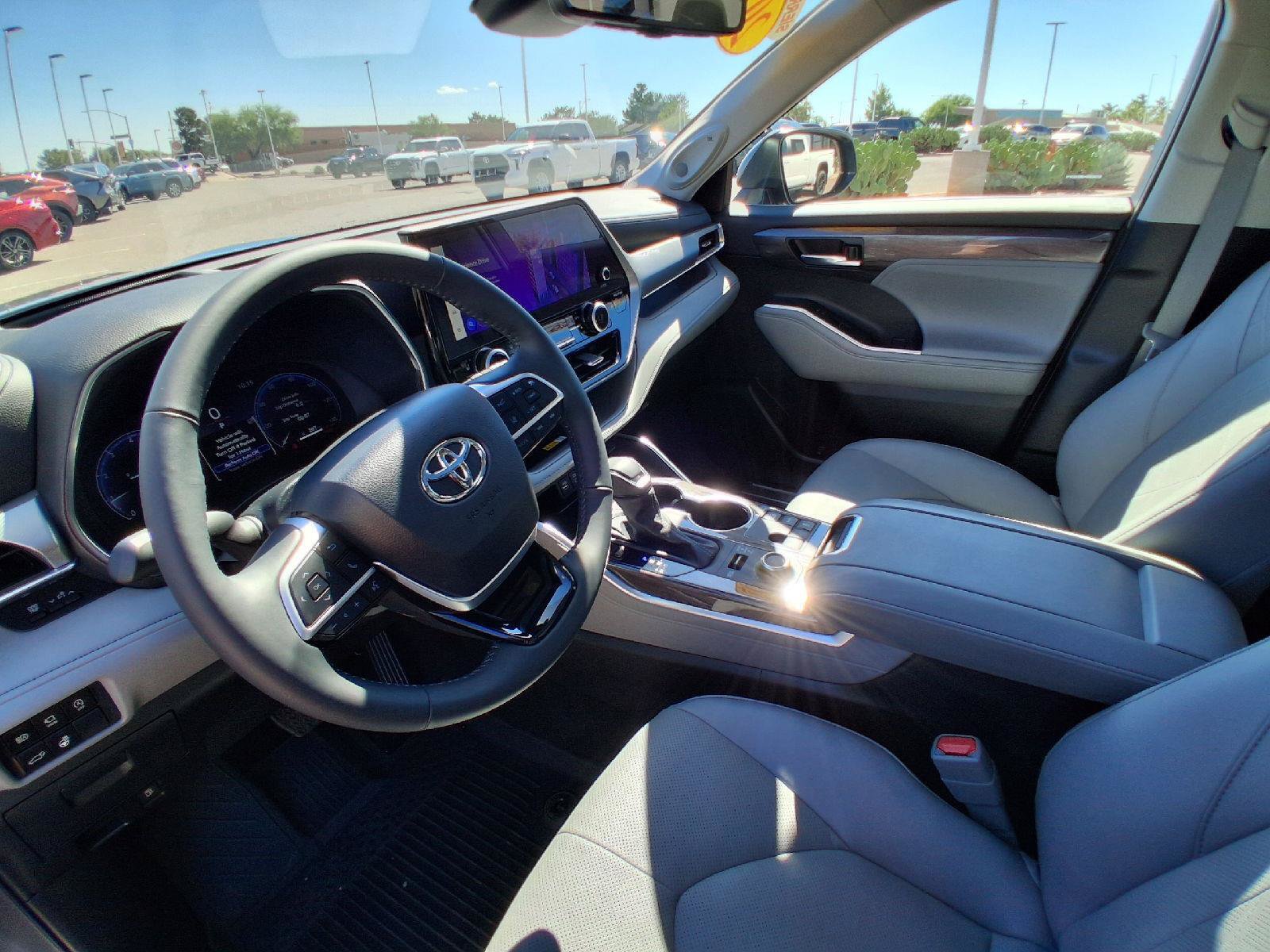 Certified 2024 Toyota Highlander Platinum AWD/4WD image 18
