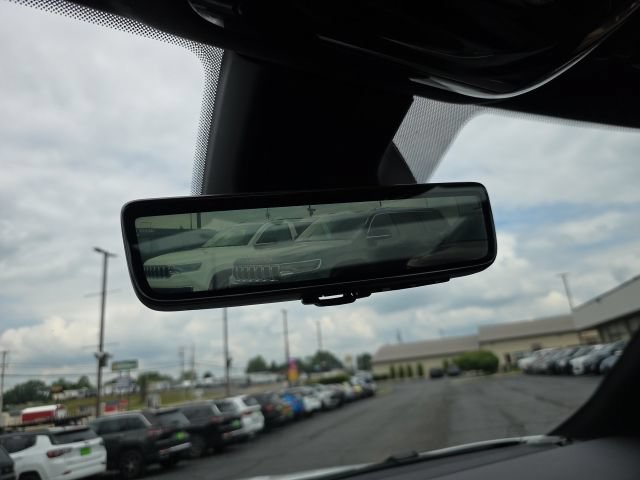 Used 2025 Jeep Grand Wagoneer L Series III w/ Rear Seat Video Group 1 AWD/4WD image 32