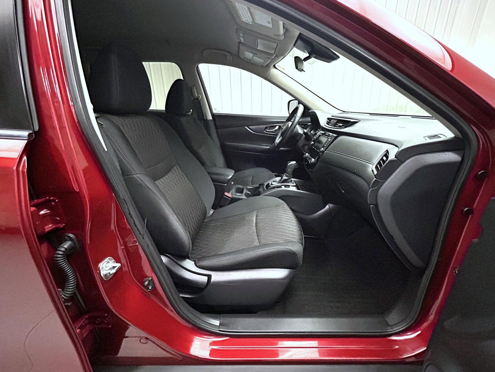 Used 2020 Nissan Rogue SV image 15