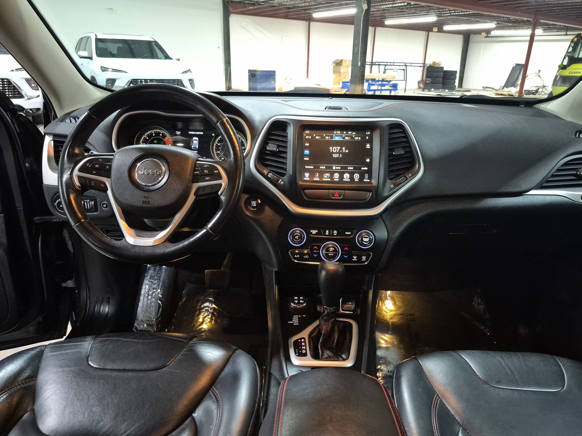 Used 2016 Jeep Cherokee Trailhawk w/ Comfort/Convenience Group AWD/4WD image 21