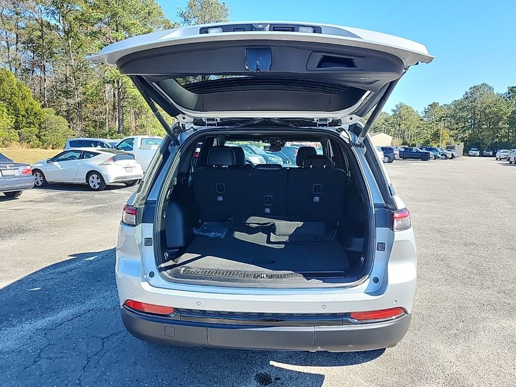 Used 2024 Jeep Grand Cherokee Altitude image 16