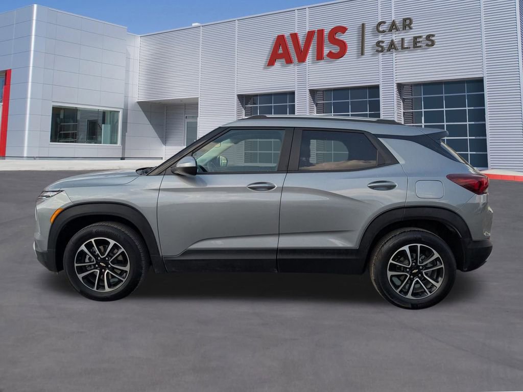 Used 2025 Chevrolet TrailBlazer LT image 2