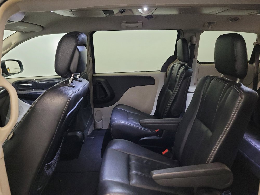 Used 2016 Chrysler Town & Country Touring FWD image 18