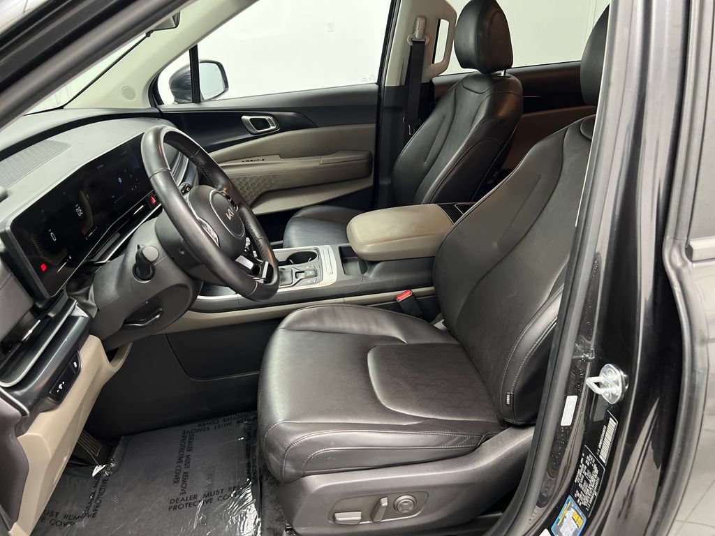 Used 2025 Kia Carnival FWD image 13