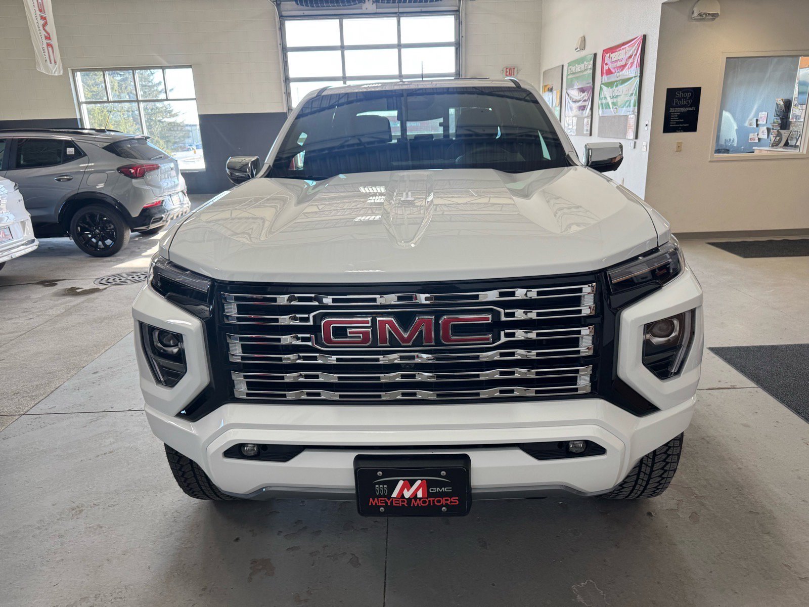 Used 2025 GMC Canyon Denali image 2