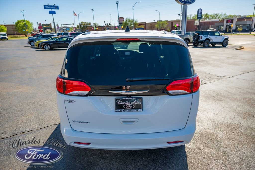 Used 2022 Chrysler Voyager LX image 6