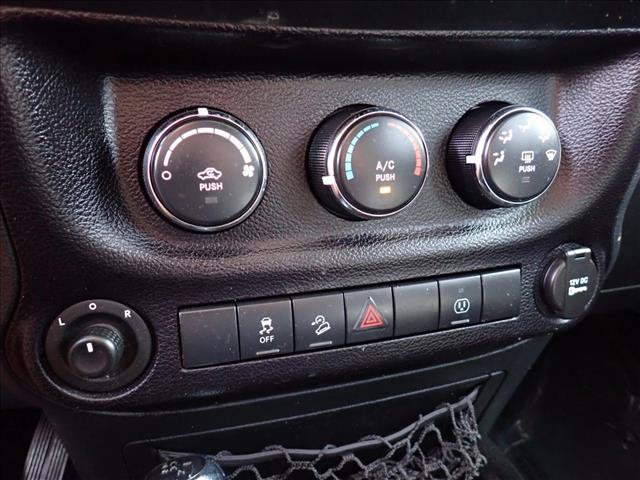 Used 2016 Jeep Wrangler Unlimited Rubicon w/ Connectivity Group AWD/4WD image 17