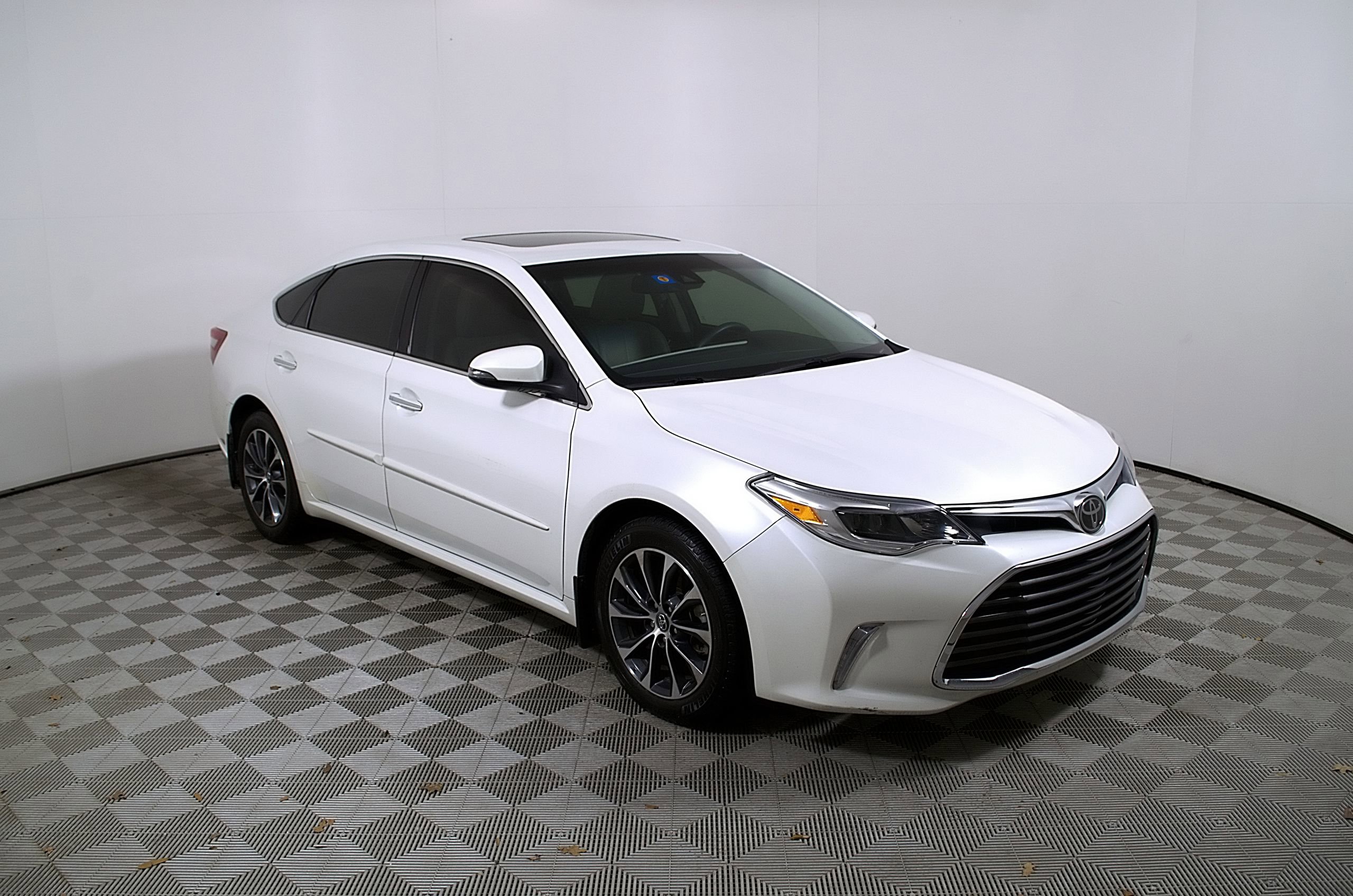 Used 2017 Toyota Avalon XLE Premium FWD image 6