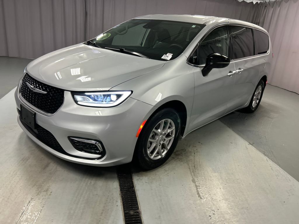 Used 2024 Chrysler Pacifica Touring-L FWD image 3