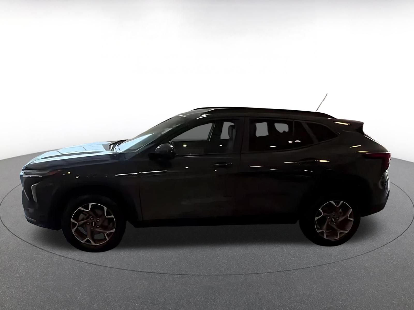 Used 2025 Chevrolet Trax LT w/ LT Convenience Package FWD image 8