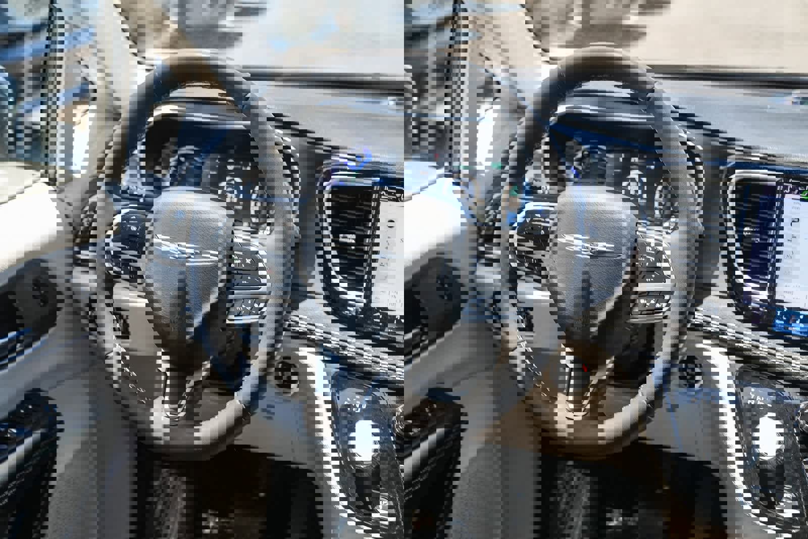 Used 2022 Chrysler Pacifica Touring-L w/ Uconnect Theater Family Group image 14