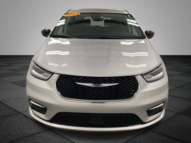 Used 2024 Chrysler Pacifica Limited image 2