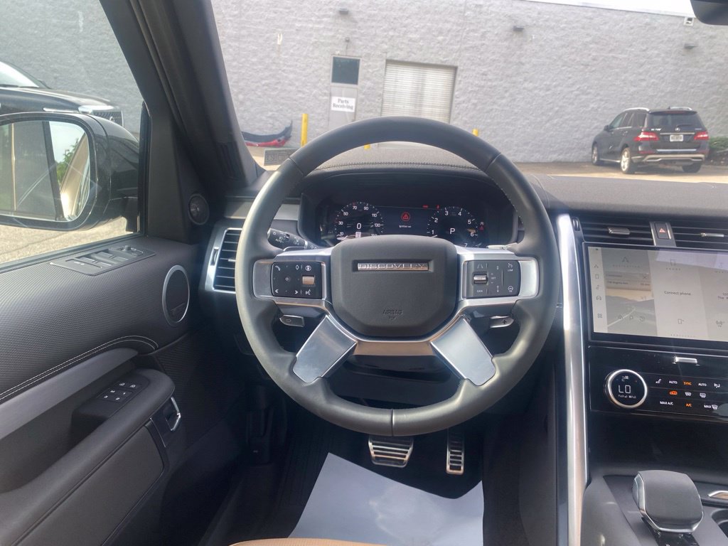 Used 2025 Land Rover Discovery Dynamic SE AWD/4WD image 12
