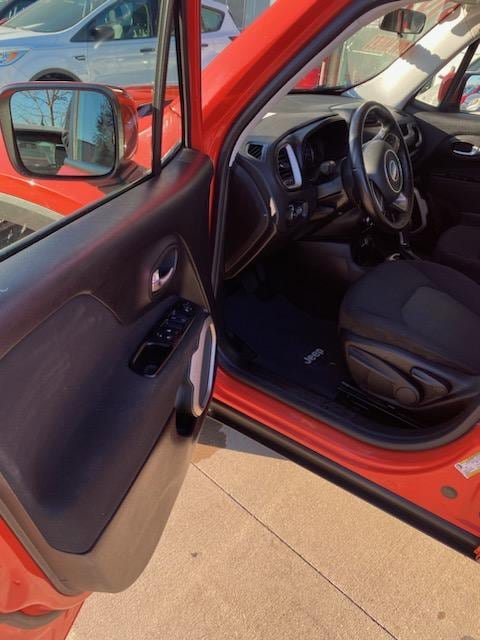 Used 2015 Jeep Renegade Latitude FWD image 12
